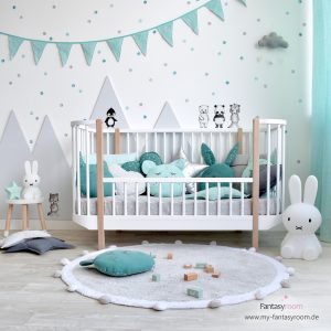 Kinderzimmer mit Kinderbett und Punkte Wandstickern in Grau und Jade