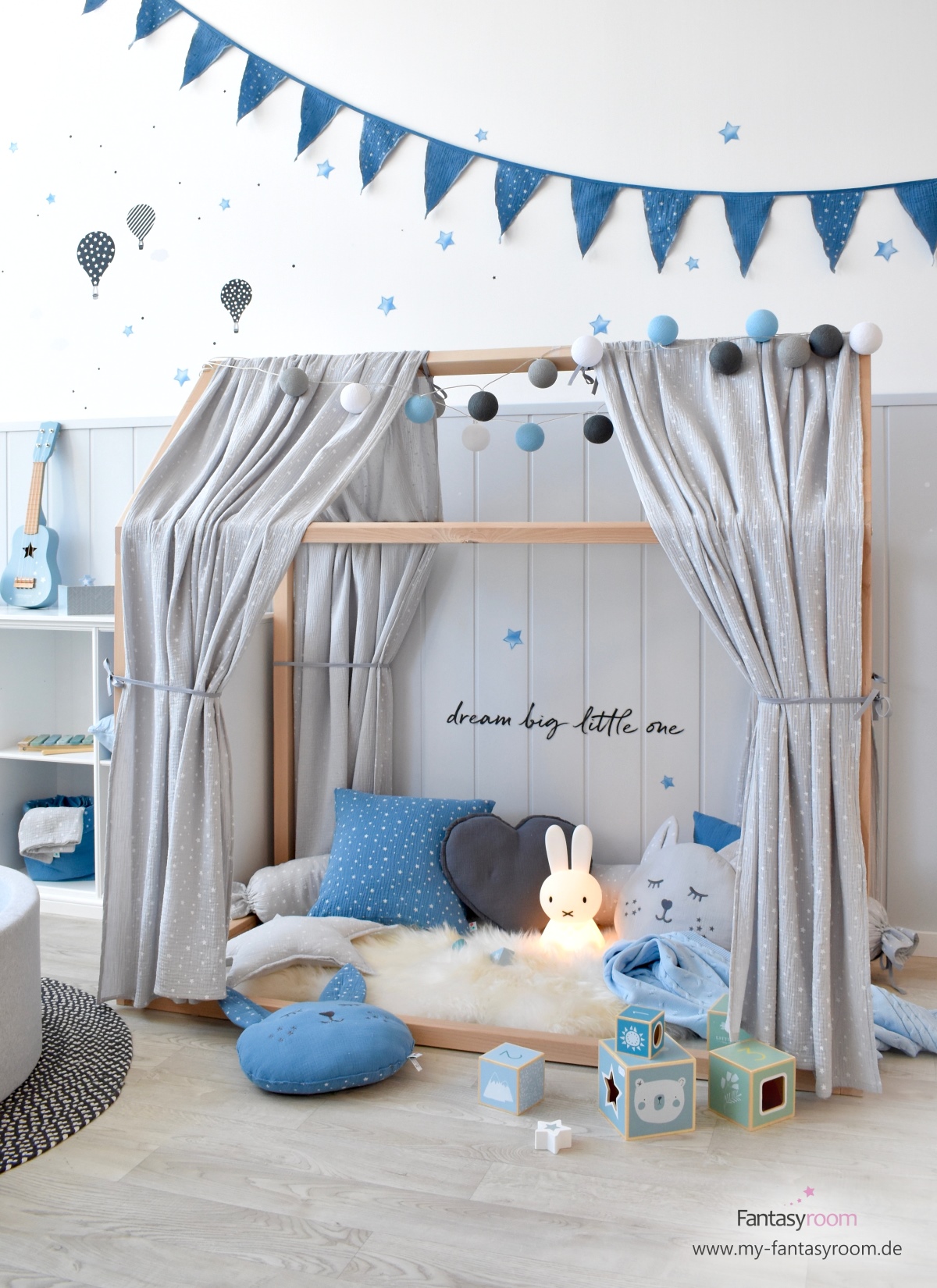 Kinderzimmer mit Hausbett und Dinki Balloon Musselin Textilien in Blau und Grau