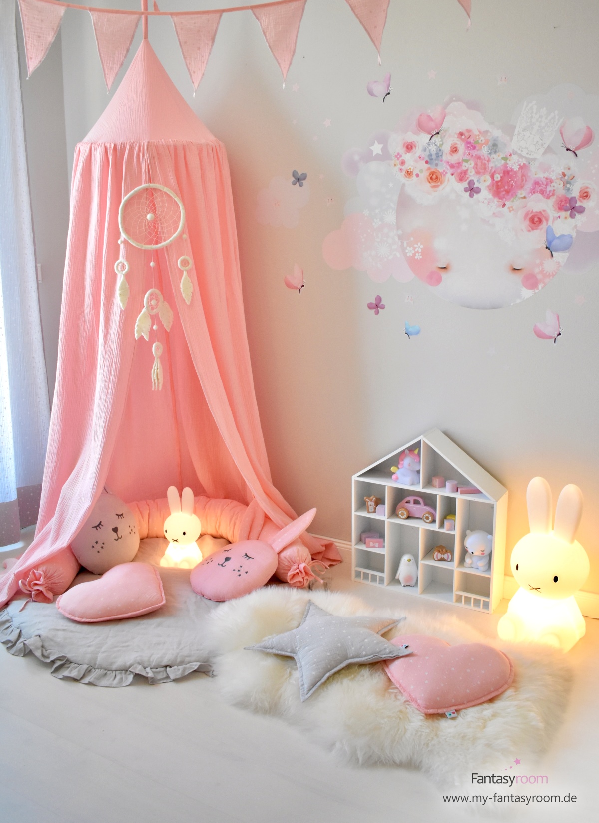 Kuschelecke im Mädchenzimmer mit rosa Baldachin, Lammfell, Kuschelkissen und Miffy Lampe