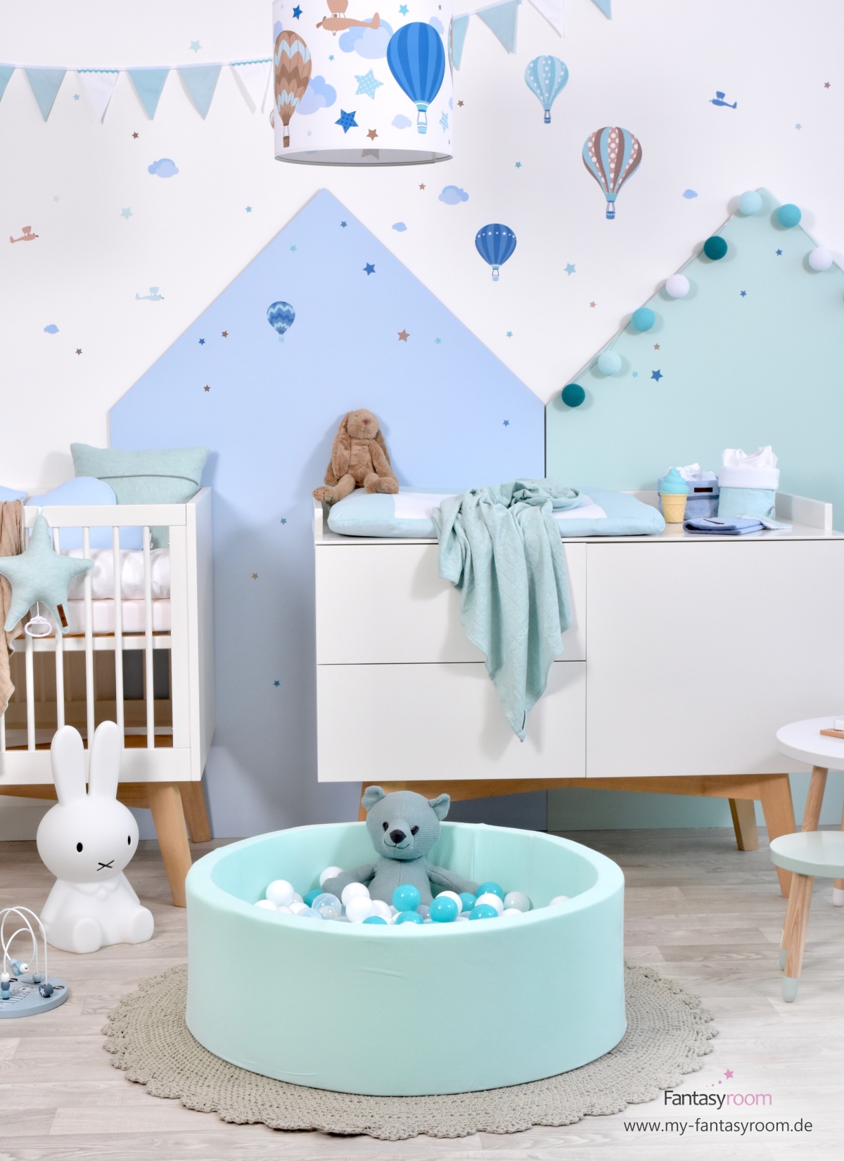Bällebad in Mint im Babyzimmer mit Heißluftballons in Mint und Taupe