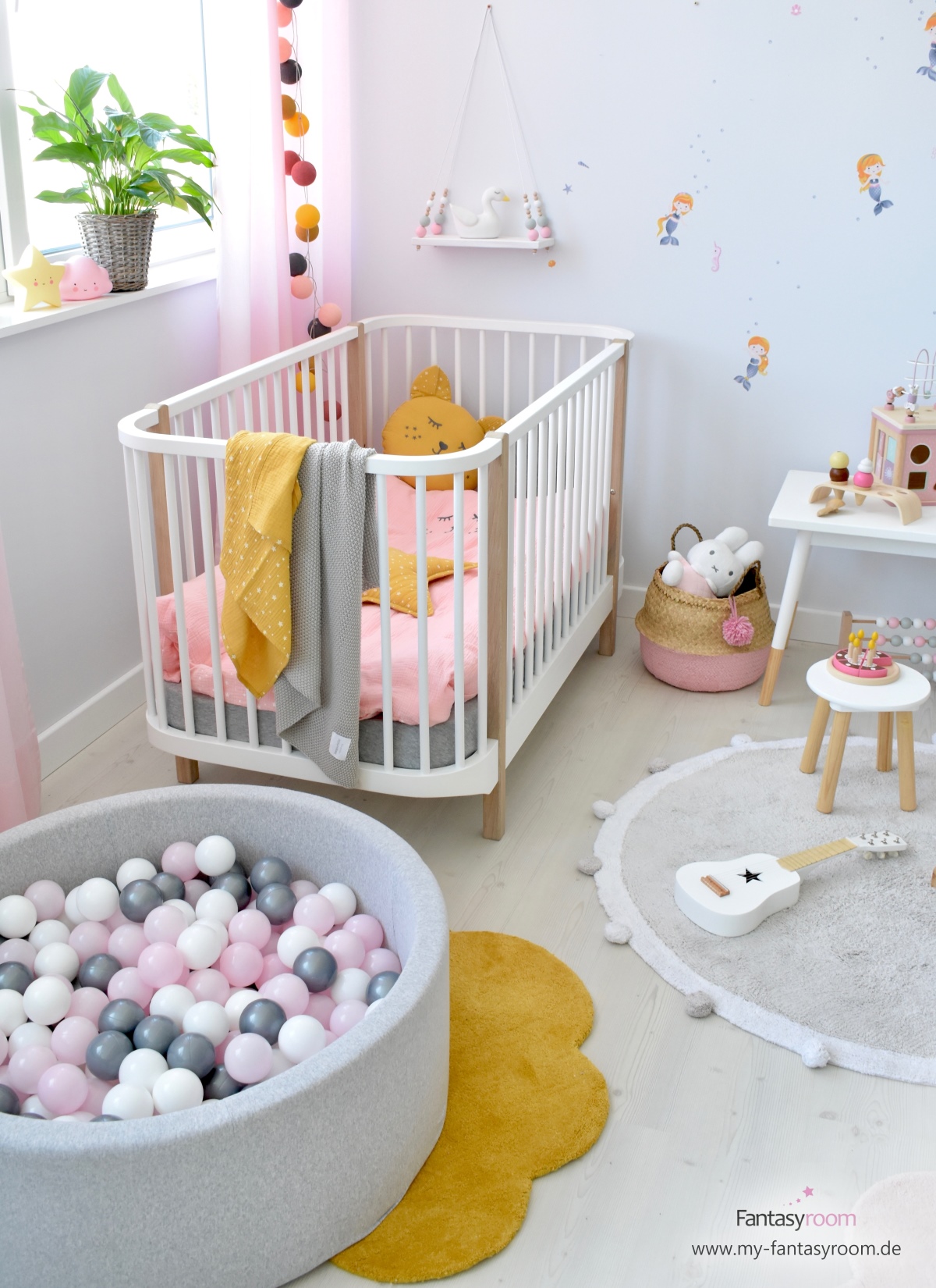 Bällebad mit Zusatzbällen im Mädchen Kinderzimmer mit Meerjungfrauen von Dinki Balloon