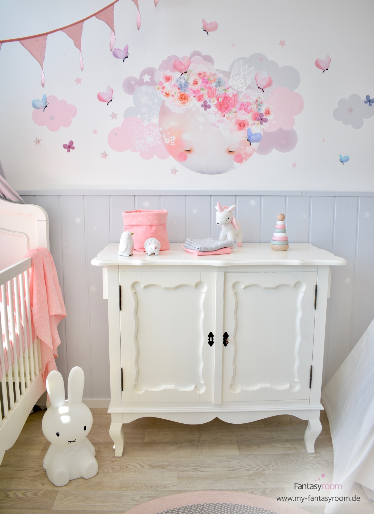 Rosa Babyzimmer für Mädchen einrichten & dekorieren