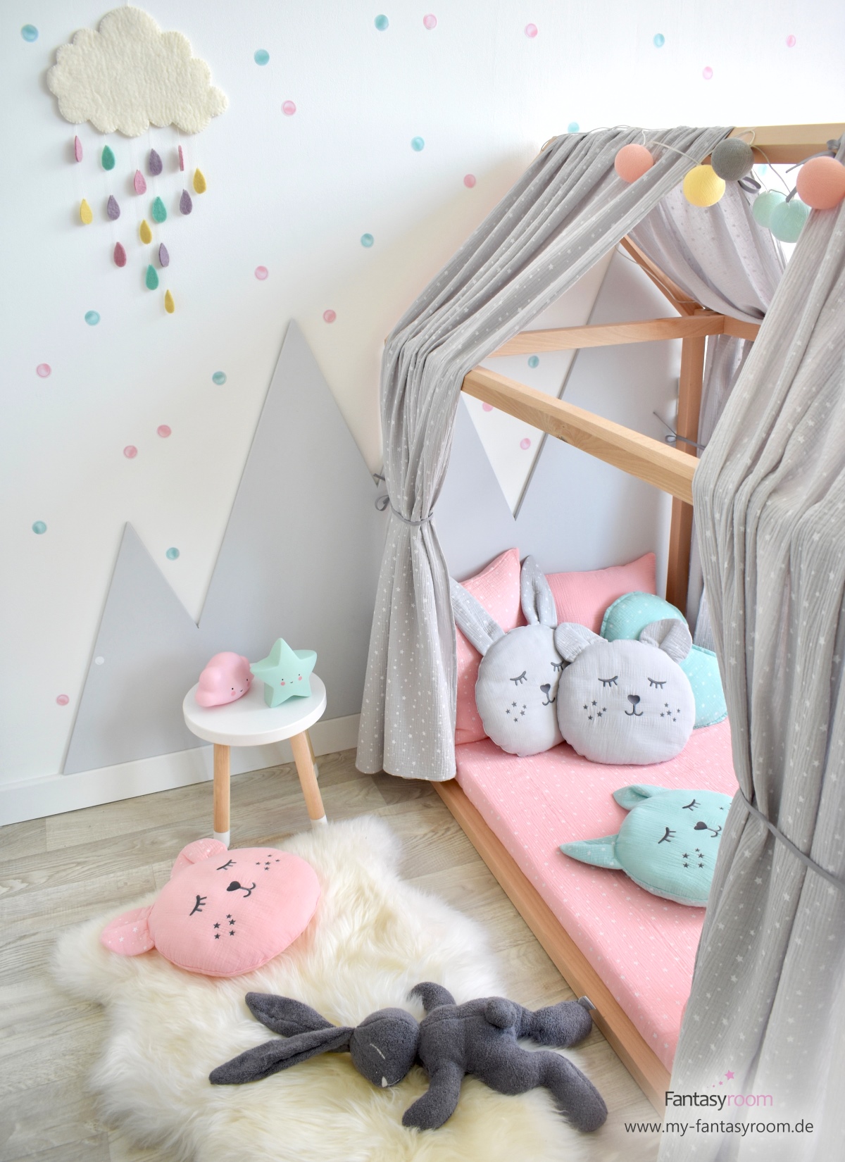 Kinderzimmer für Mädchen mit Hausbett und Aquarell Punktestickern in Rosa und Mint