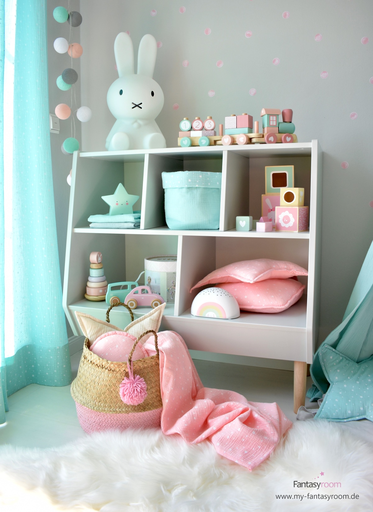 Mädchenzimmer in Rosa und Mint mit Spielzeugkommode und rosa Flechtkorb