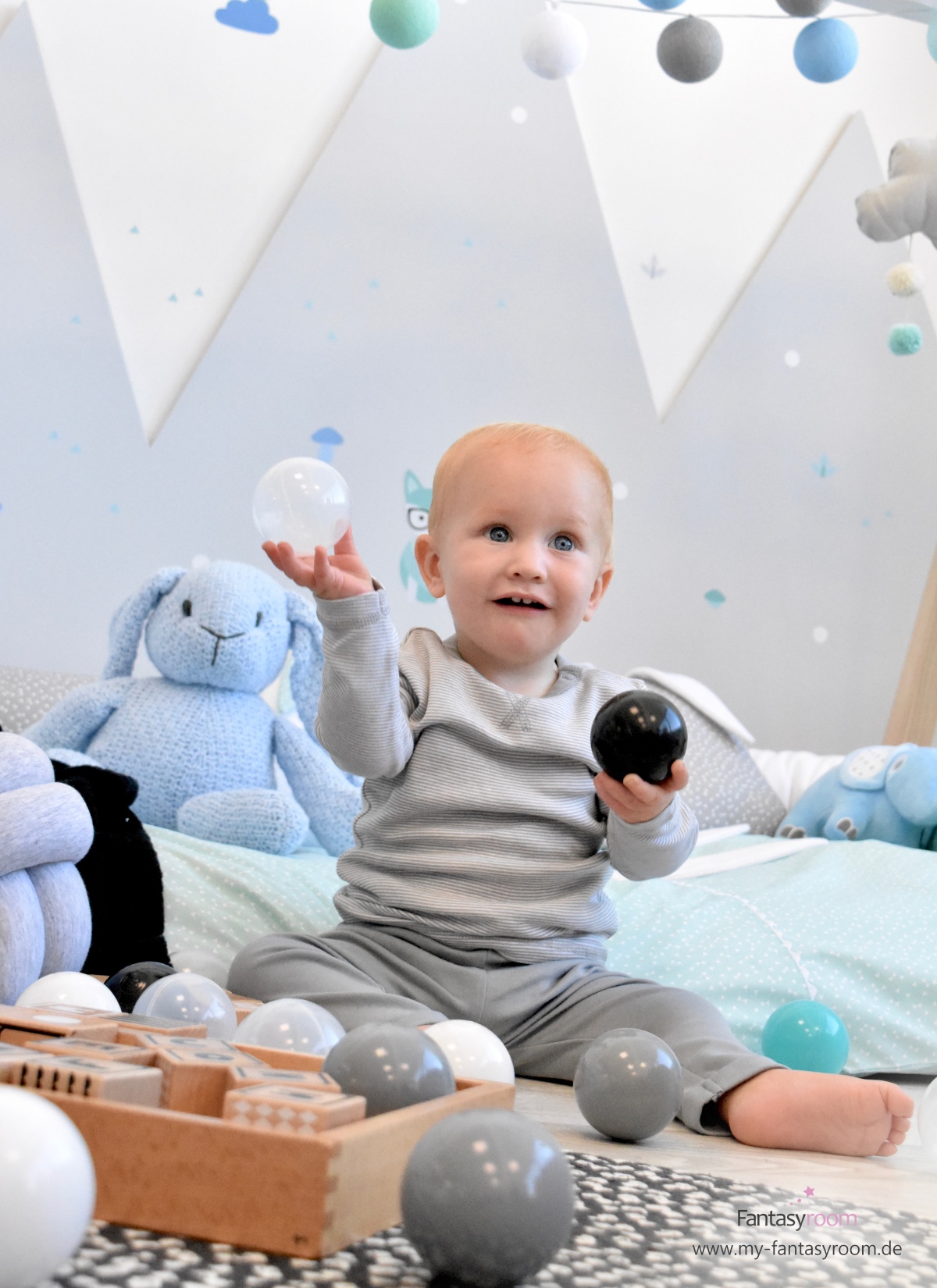 Baby mit Bällen im Waldtiere Kinderzimmer von Dinki Balloon