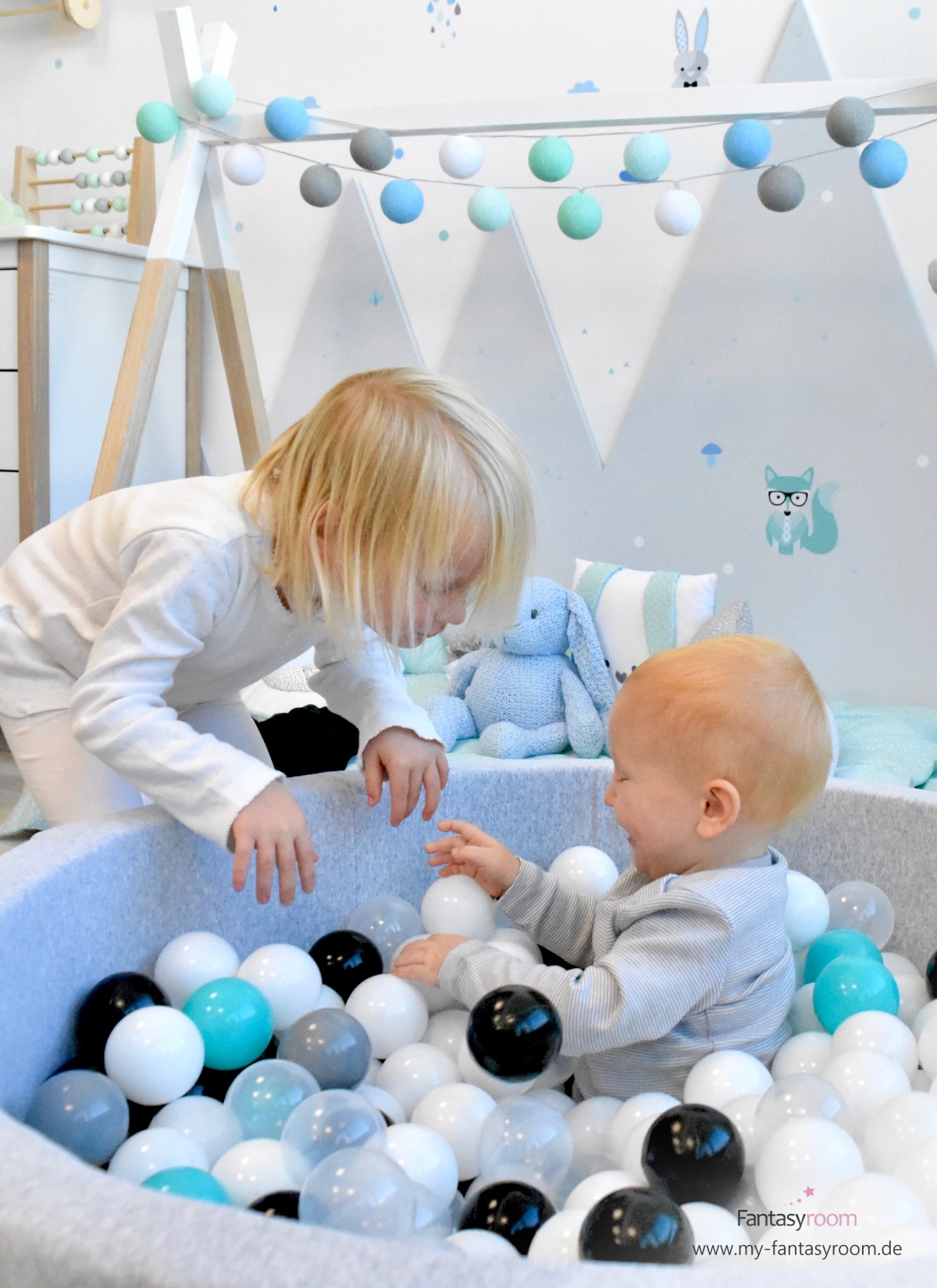 Bällebad mit 2 Kindern im Waldtiere Kinderzimmer von Dinki Balloon