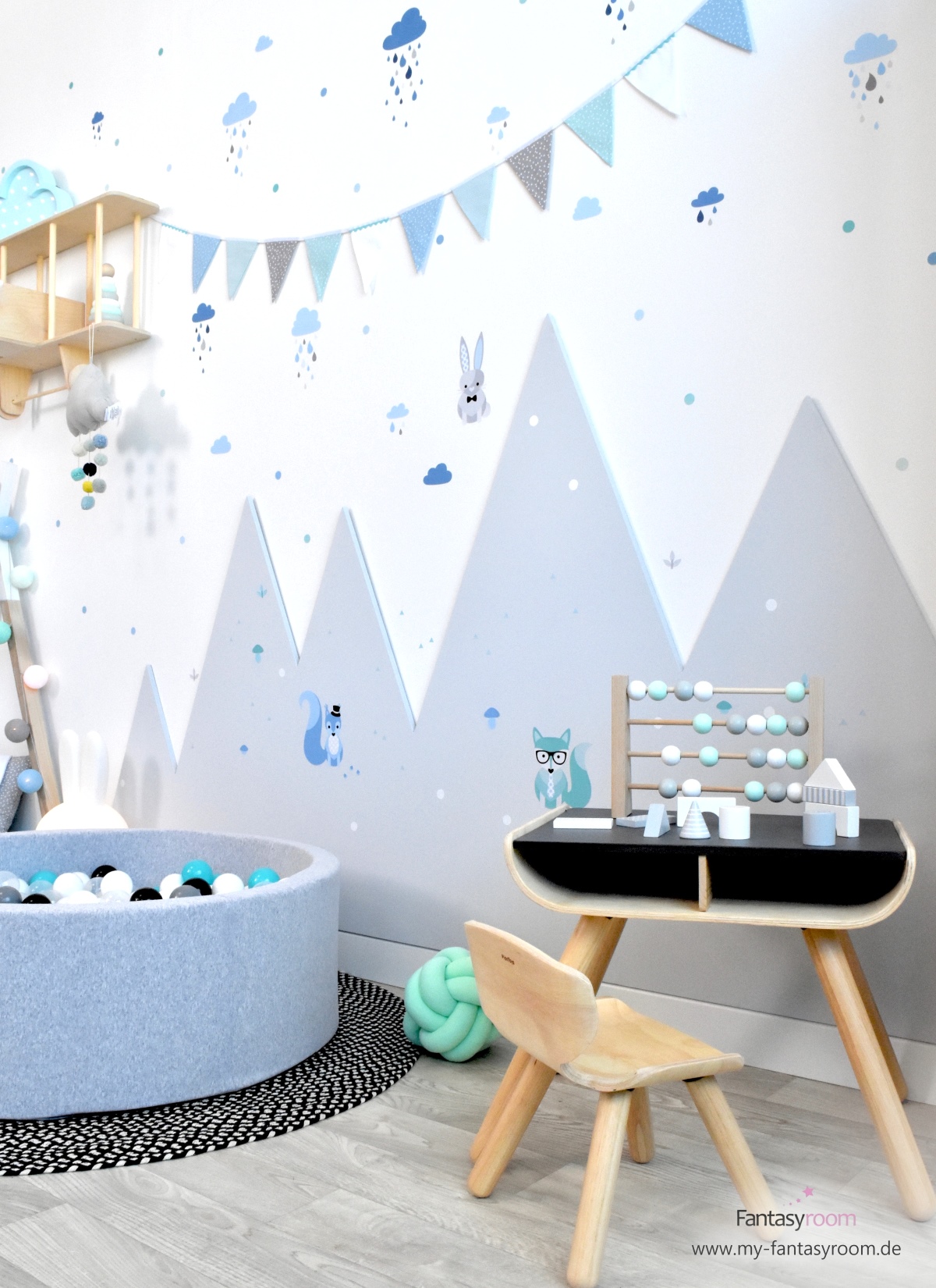 Spielzimmer für Jungen mit Dinki Balloon Wandstickern und passender Wimpelkette
