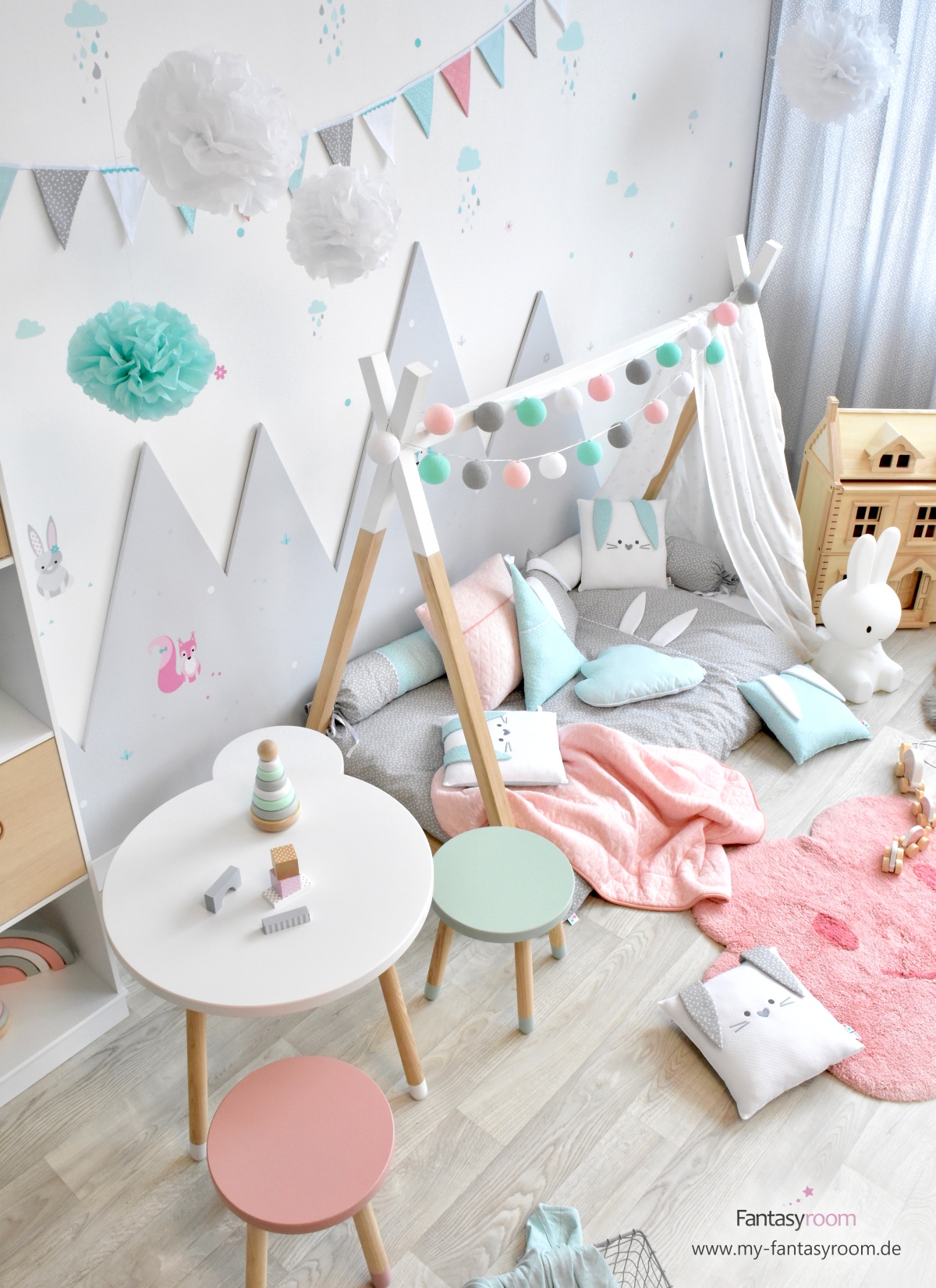 Kindertisch und passende Hocker von Flexa Play im Mädchenzimmer 'Waldtiere'