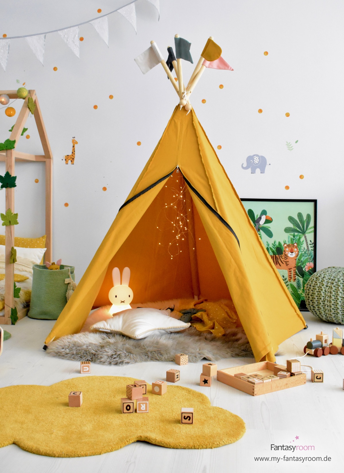Safari Kinderzimmer mit senfgelbem Baldachin, Lammfell, MIffy Lampe und vielen Kissen