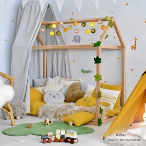 Dschungel Kinderzimmer mit Hausbett und Deko in Senfgelb & Blattgrün