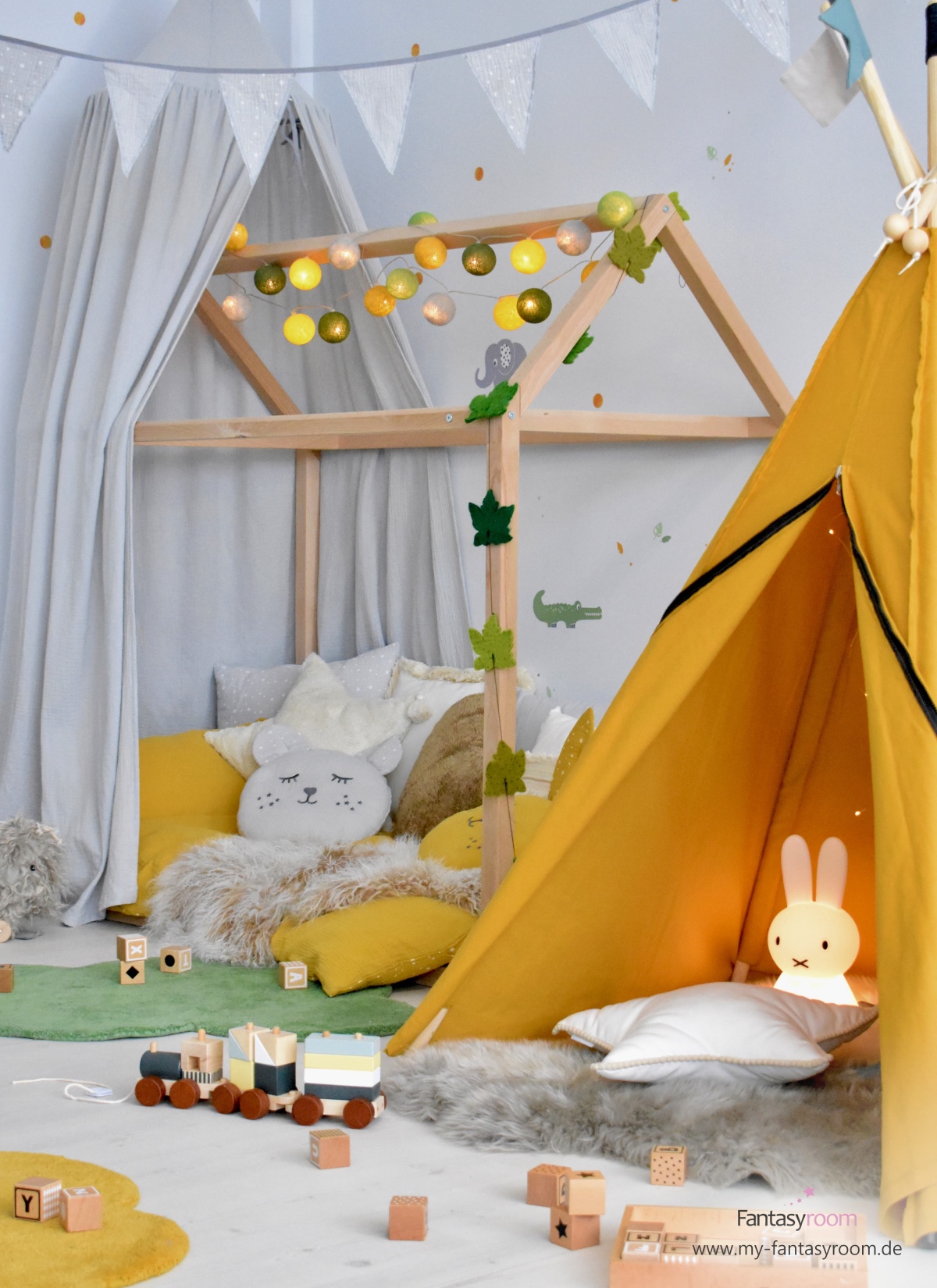 Kinderzimmer mit gemütlichem Licht: Lichterkette am Hausbett, Miffy Nachlicht im Tipizelt