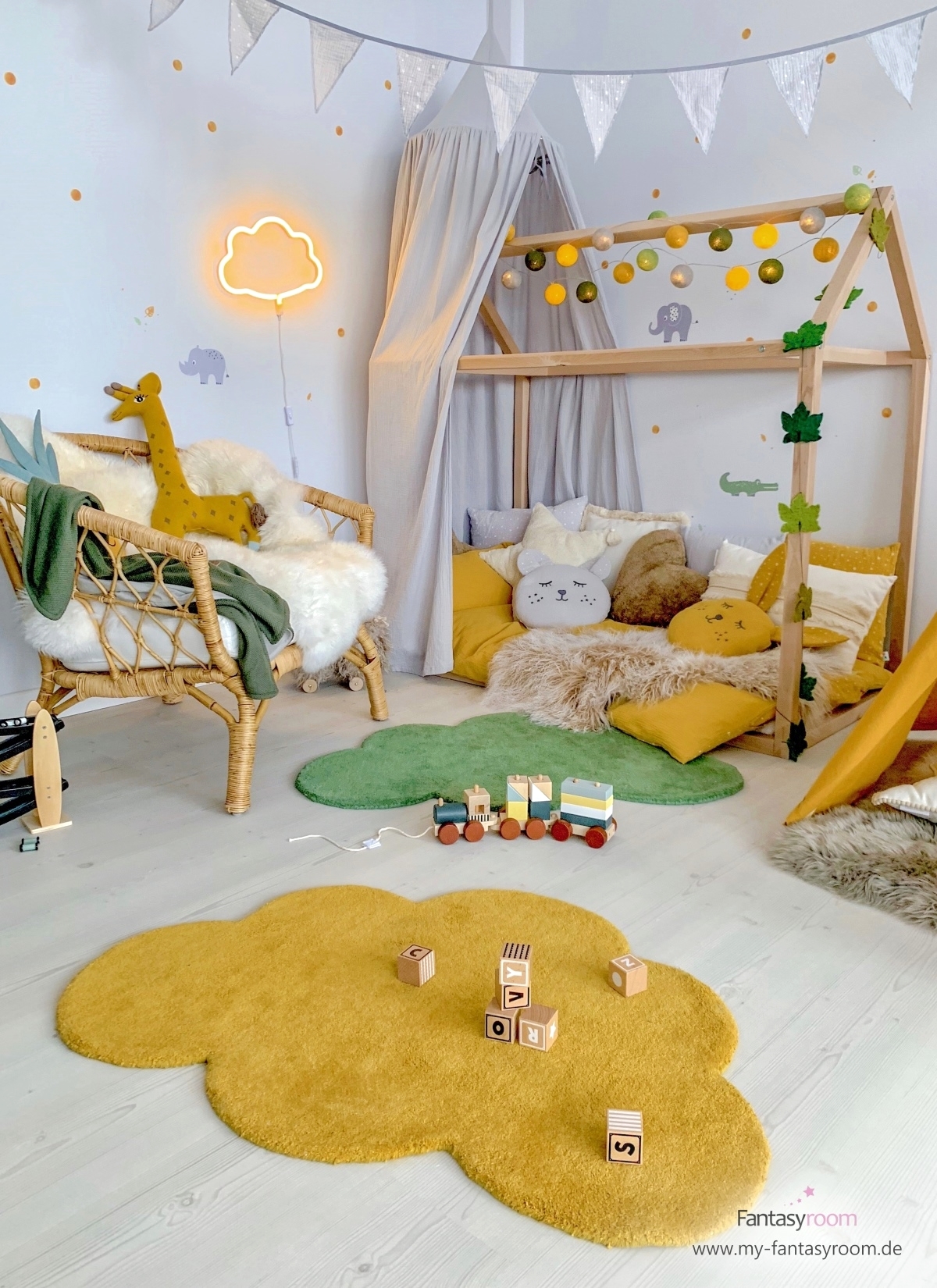 Dschungel Kinderzimmer für Jungen mit senfgelber und waldgrüner Deko, Hausbett und gemütlicher Sitzecke
