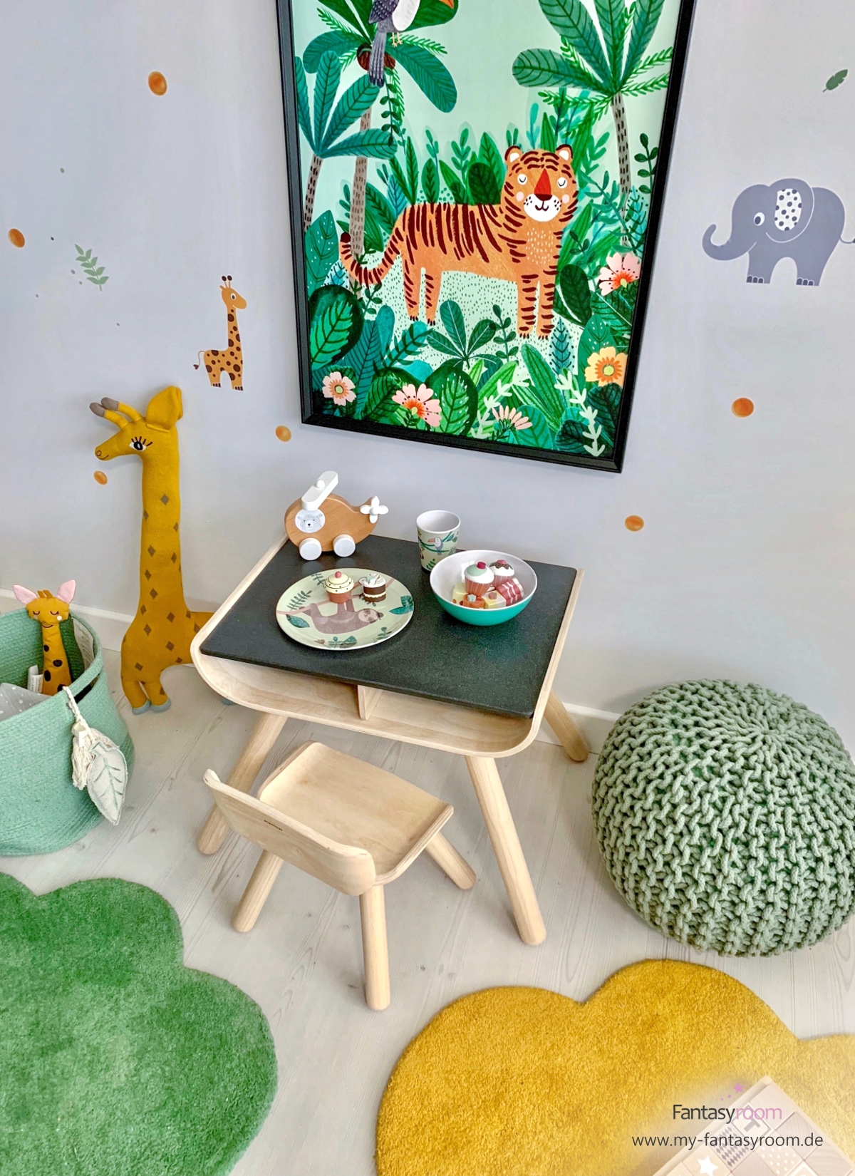 Dschungelzimmer mit Malecke und XL Poster 'Tiger' von Petit Monkey