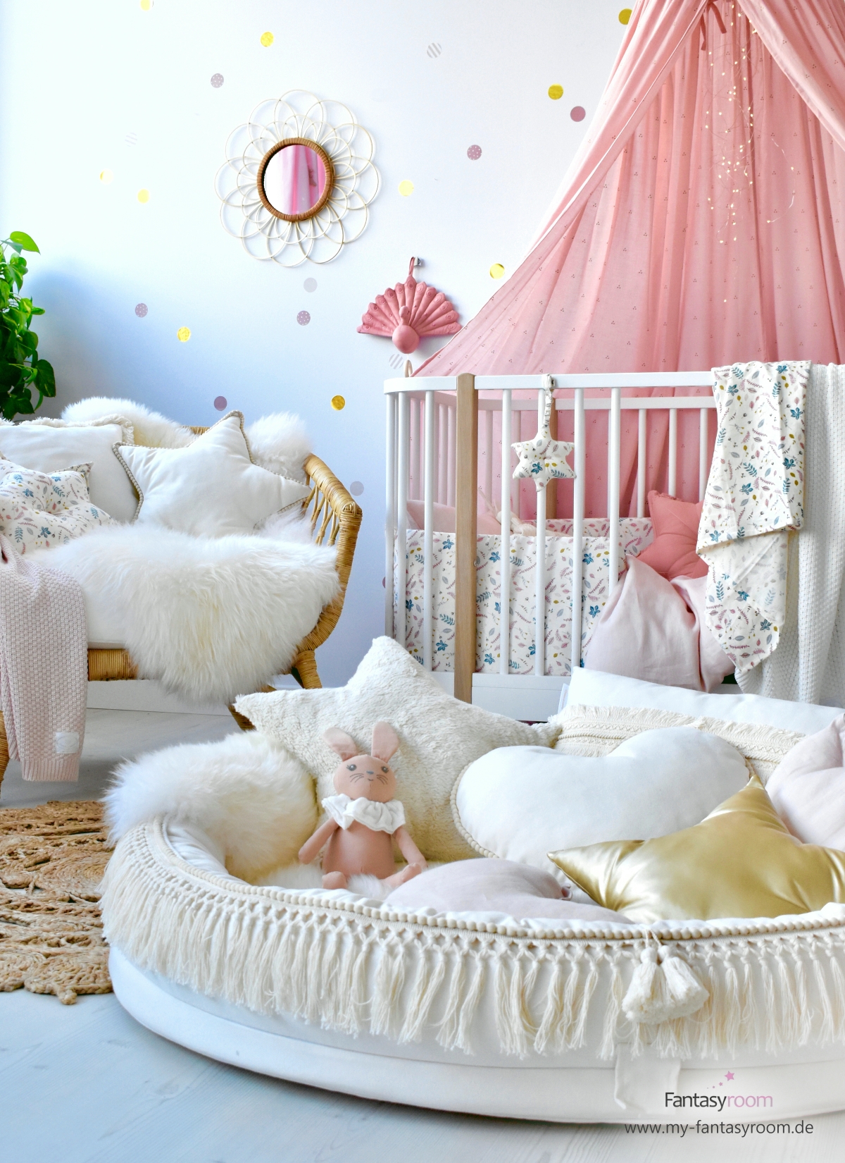 Babyzimmer für Mädchen in Altrosa und Creme mit Cotton & Sweets Juniornest Boho