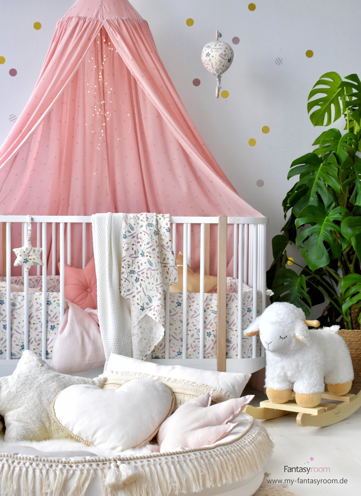 Babyzimmer mit kuscheligen Textilien in Creme und Altrosa