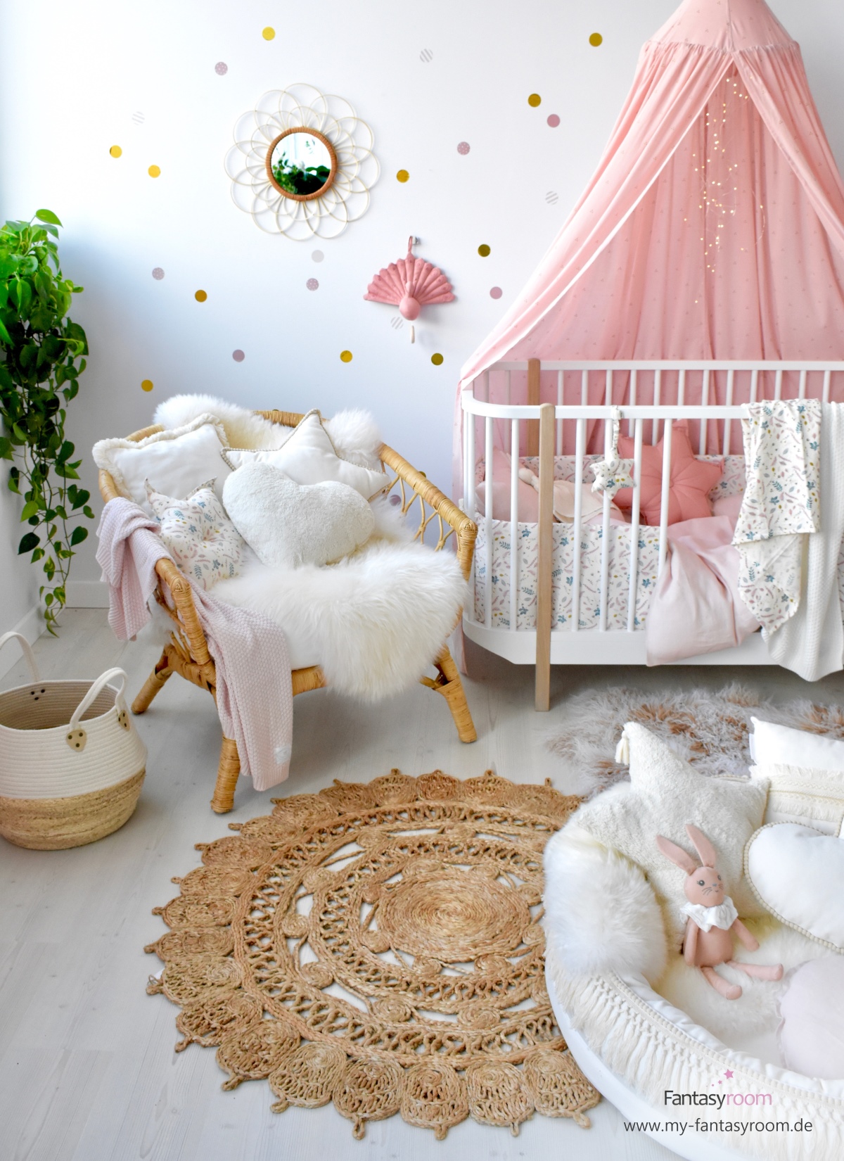 Babyzimmer mit Babybett und gemütlicher Sitzecke, mit kuscheligen Textilien, Fellen und Juteteppich eingerichtet