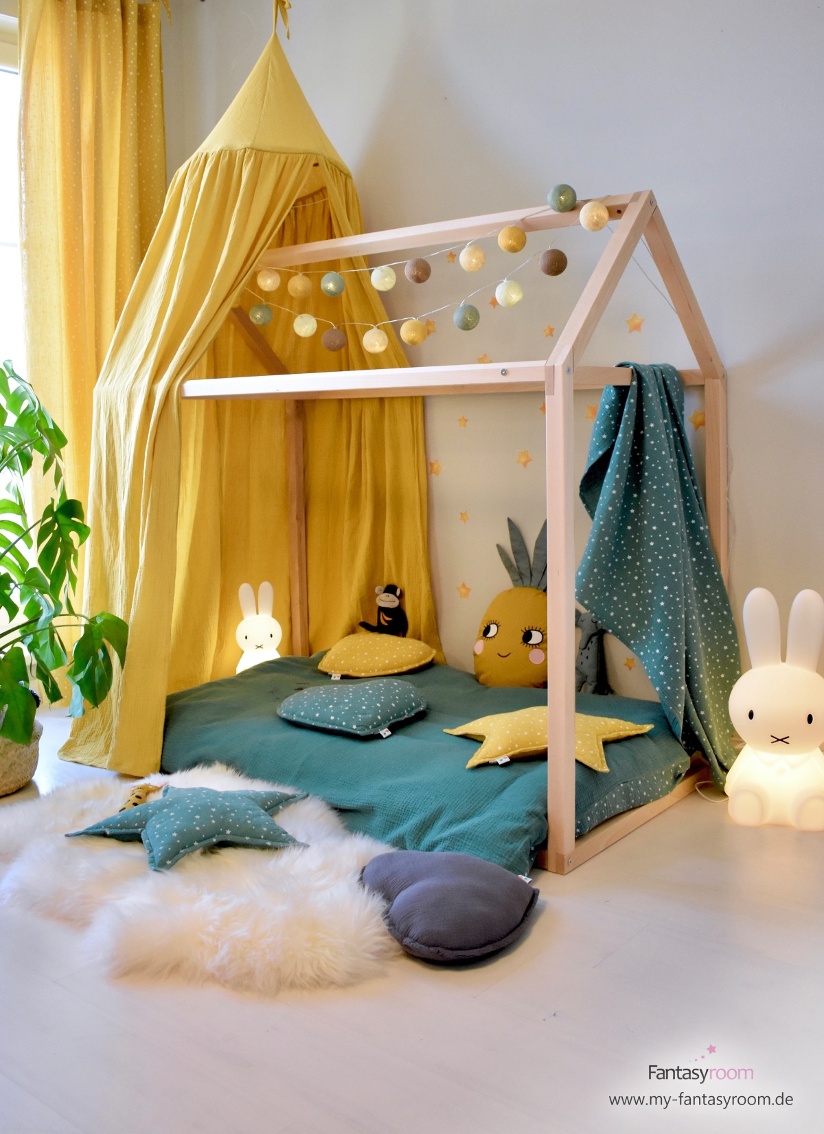 Hausbett im Tropic-Look im trendigen Kinderzimmer in Senfgelb und Jade