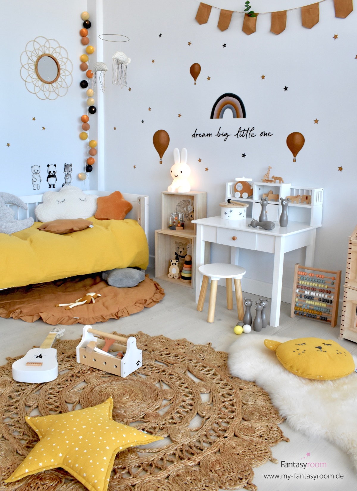 Kinderzimmer in warmen Farben mit cognacfarbenen Wandstickern von Stickstay