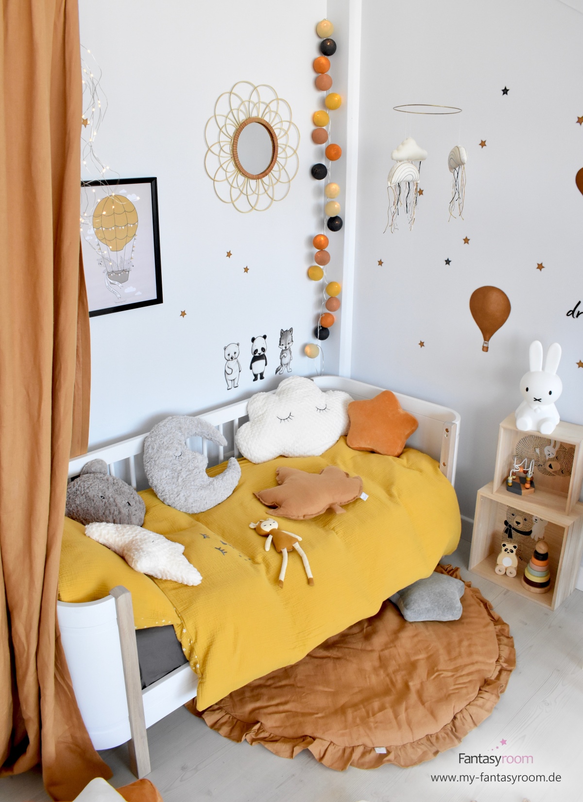Kinderbett mit senfgelber Musselin Bettwäsche und karamellfarbenen Details
