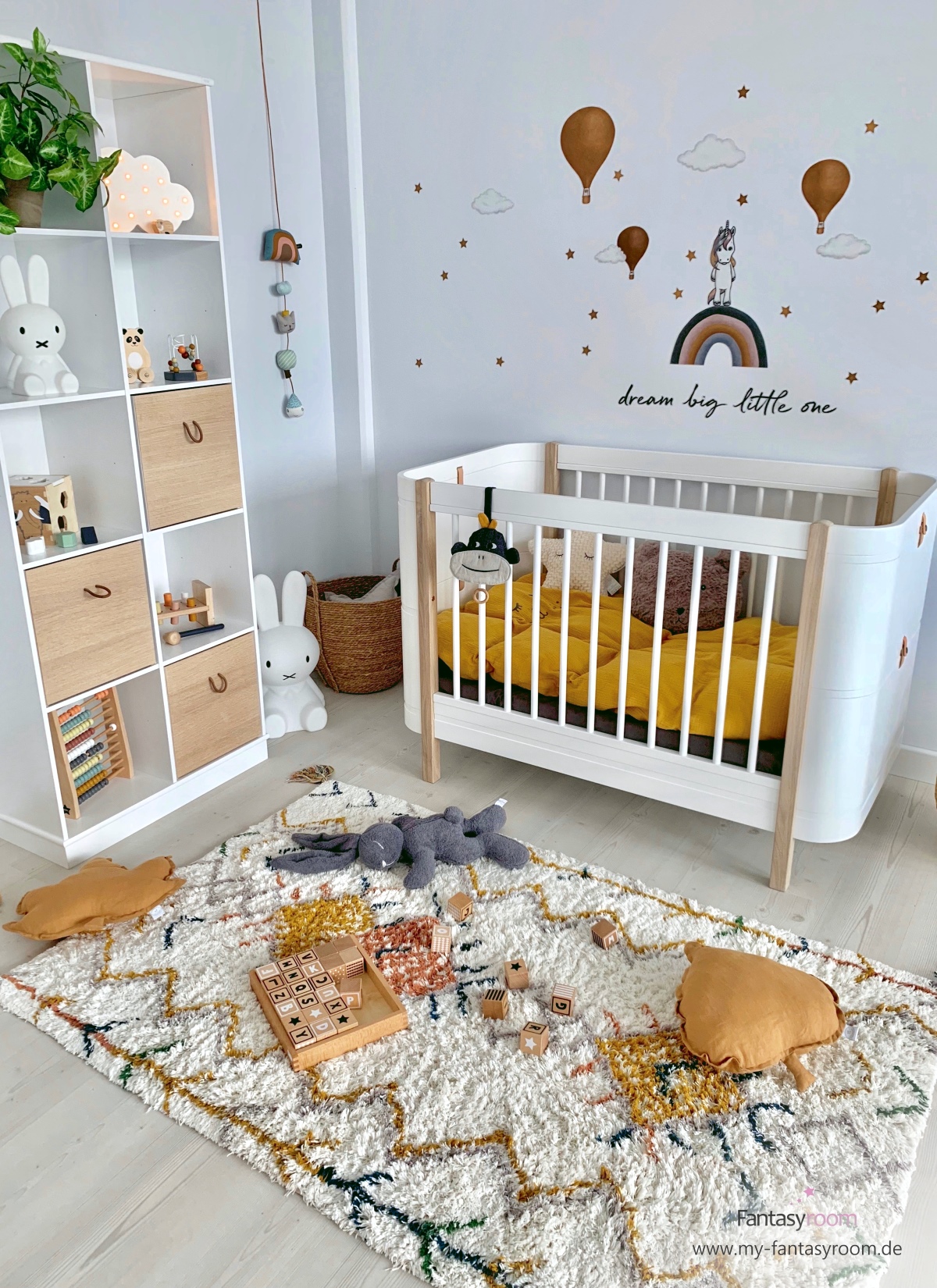 Babyzimmer in Naturtönen mit Senfgelb und Karamell kombiniert