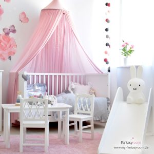 Kinderzimmer für Mädchen mit rosa Betthimmel, Deko und Rutsche