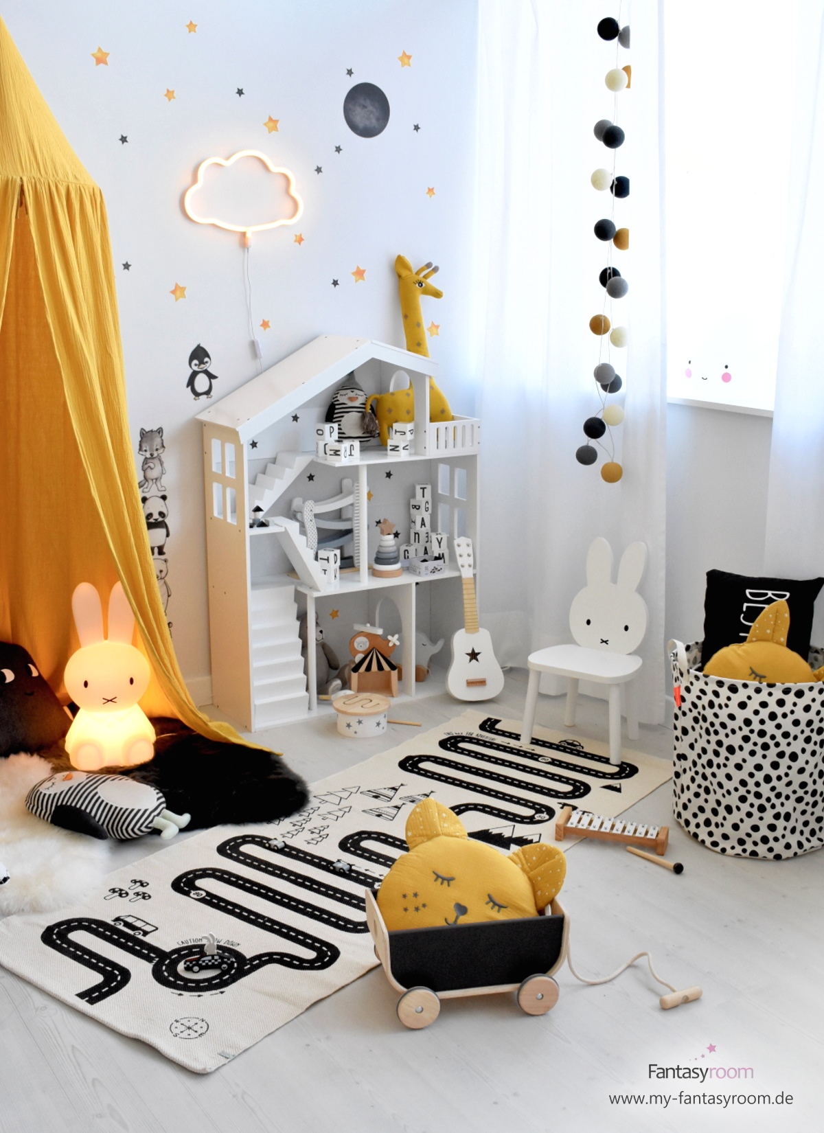 Spielzimmer in Senfgelb, Grau und Schwarz mit Puppenhaus Regal und Holzspielzeug