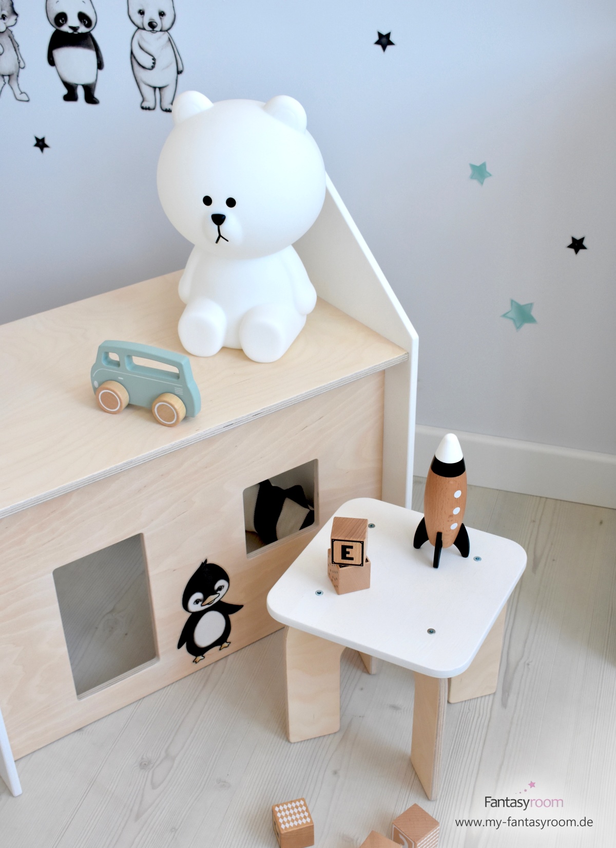Puppenhaus Sitzgruppe mit Tisch und Hocker mit Bärenlampe von Mr. Maria