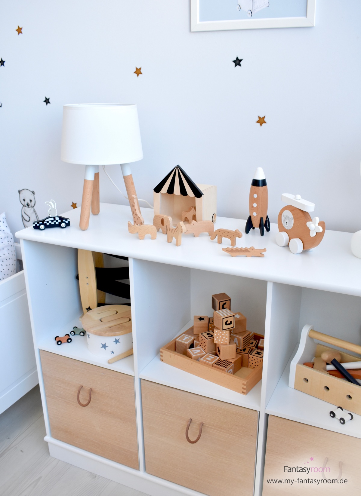 Offenes Spielzeugregal 'Wood' von Oliver Furniture mit passenden Kisten und schönem Holzspielzeug