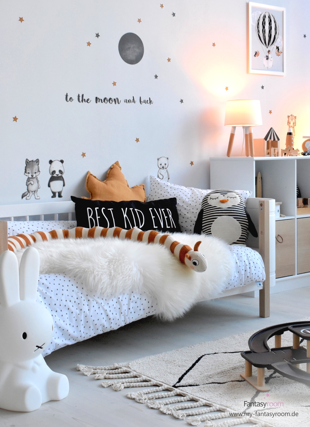 Cooles Jungenzimmer in Schwarz, Weiß und Karamell mit Mini+ Bettchen von Oliver Furniture