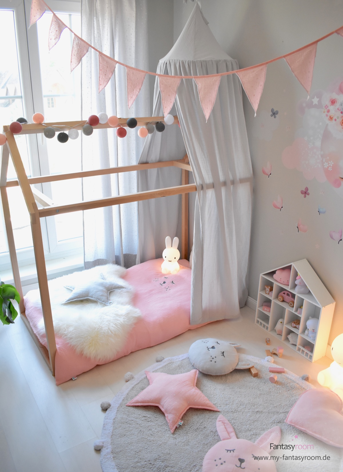 Hausbett mit grauem Himmel im romantischen Kinderzimmer für Mädchen