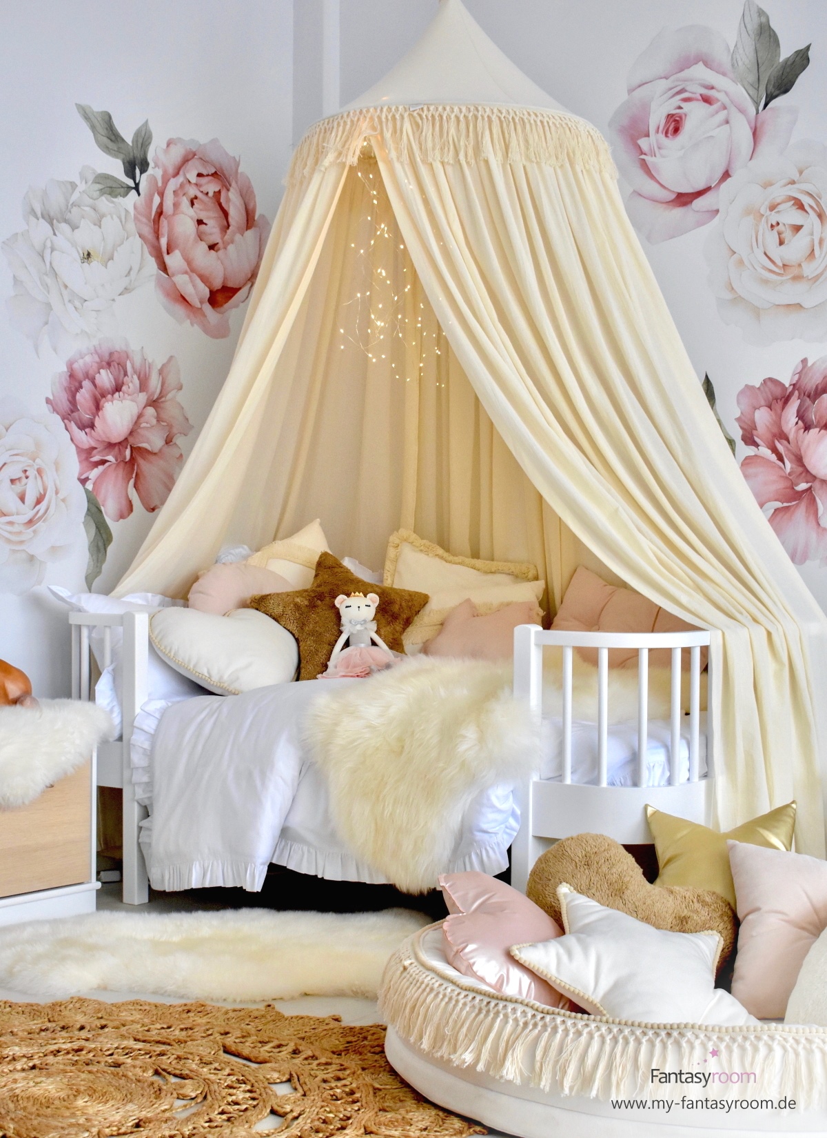 Kuscheliges Kinderbett mit XL Baldachin, vielen Kuschelkissen und Lammfellen