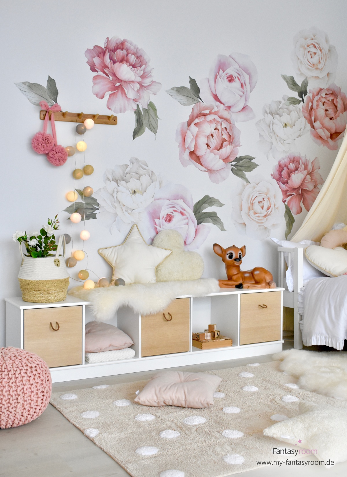 Mädchenzimmer mit Rosen Wandtattoos und Cotton Balls Lichterkette in Naturtönen