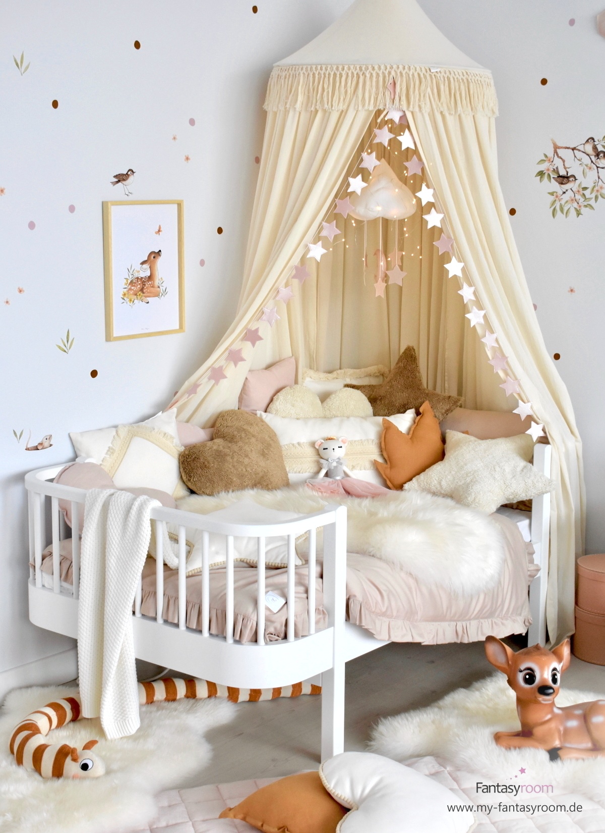Mädchenzimmer in Naturtönen mit Waldtieren und Juniorbett 'Wood' von Oliver Furniture