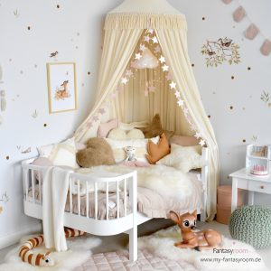 Kinderzimmer für Mädchen in Naturtönen mit Juniorbett und cremefarbenen Textilien