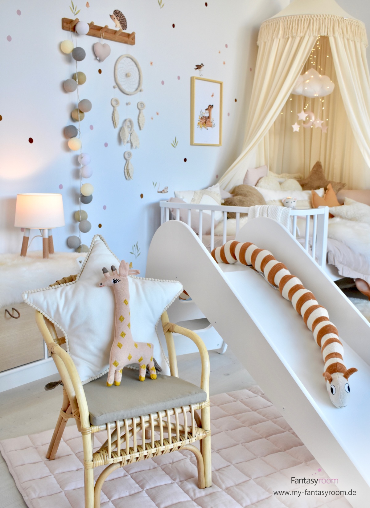 Gemütliches Mädchenzimmer mit Naturtönen, weißen Möbeln, Rutsche und Korbstuhl