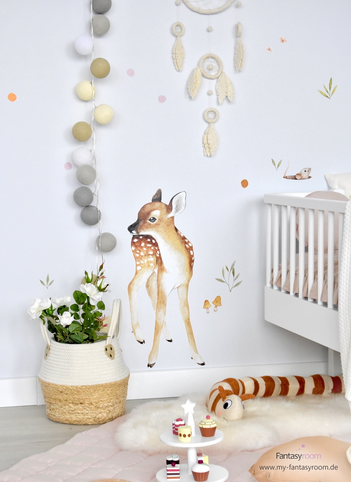 Kinderzimmer Wand in Naturtönen mit Wandsticker 'Reh' von Lilipinso