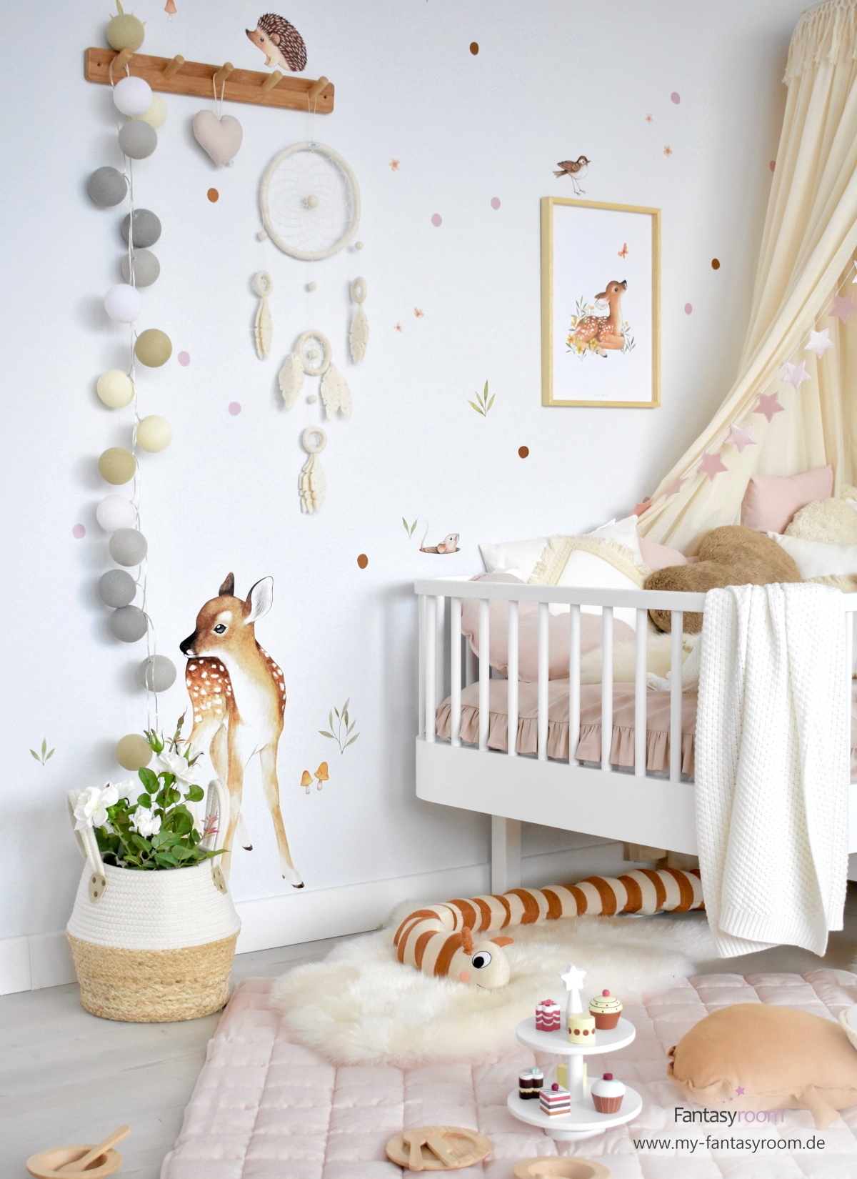 Mädchenzimmer in Naturtönen mit Lilipinso Poster und Wandstickern mit Waldtieren
