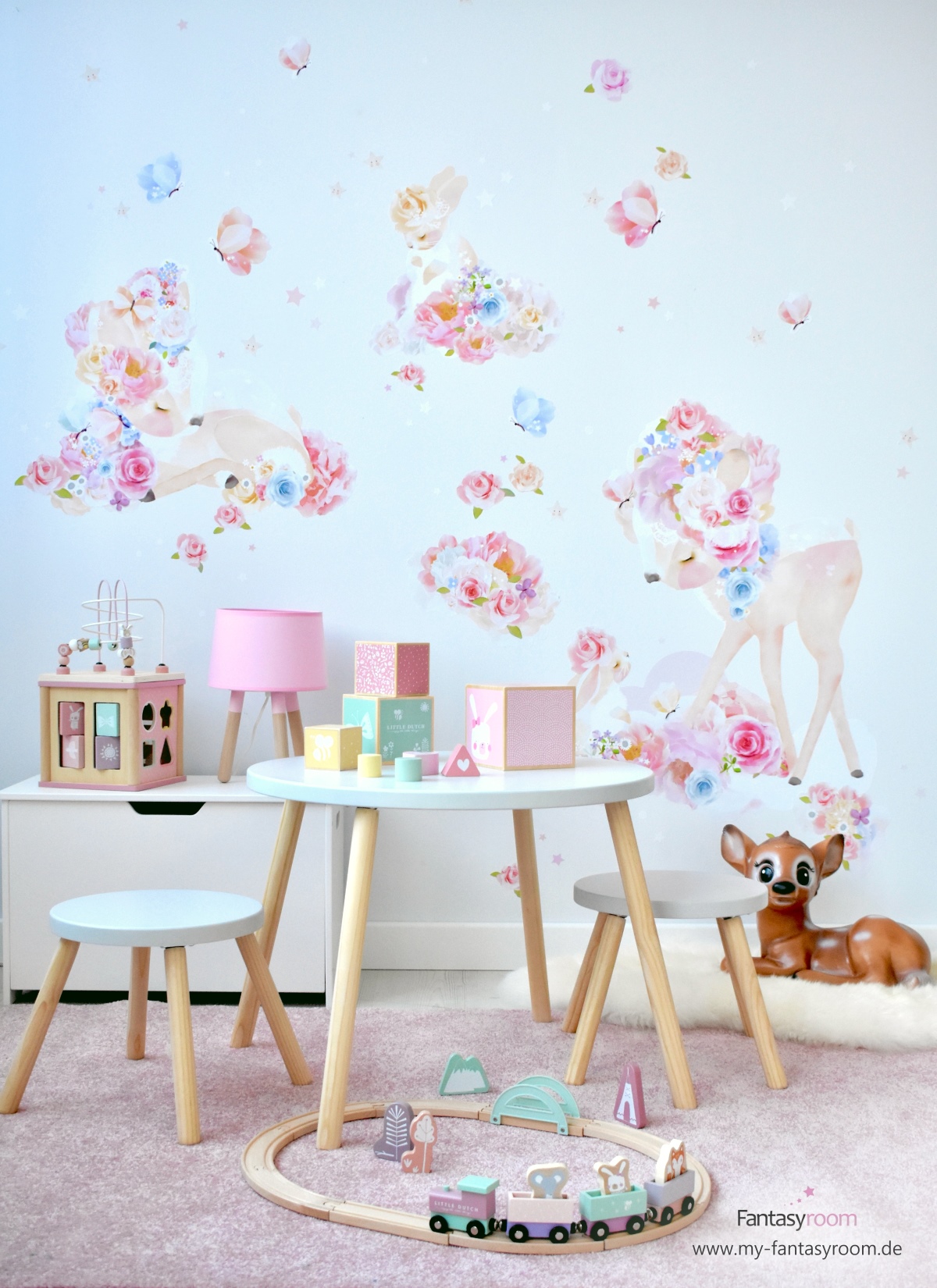 Kinderzimmer für Mädchen mit Stoff Wandbild, Holztruhe und Sitzgruppe