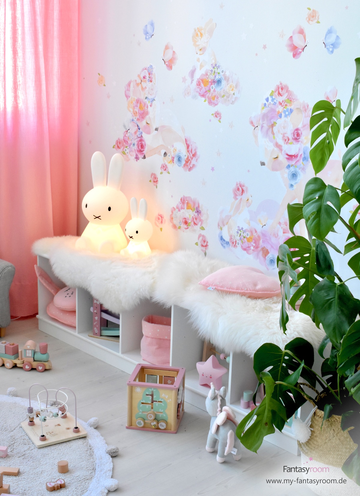 Spielecke im Mädchenzimmer mit Stoff-Wandbild 'Blumenrehe & Häschen'