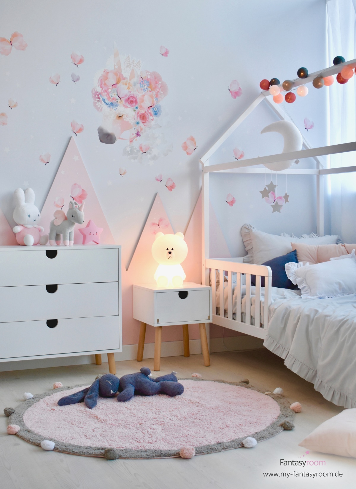 Stofftattoo 'Einhorn' im Mädchenzimmer mit rosa Bergen und Hausbett