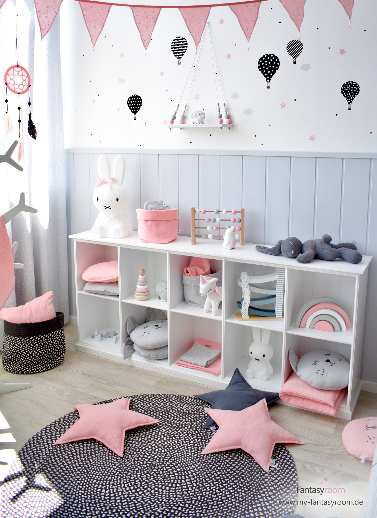 Mädchenzimmer in Rosa und Grau mit offenem Spielzeugregal 'Seaside' von Oliver Furniture