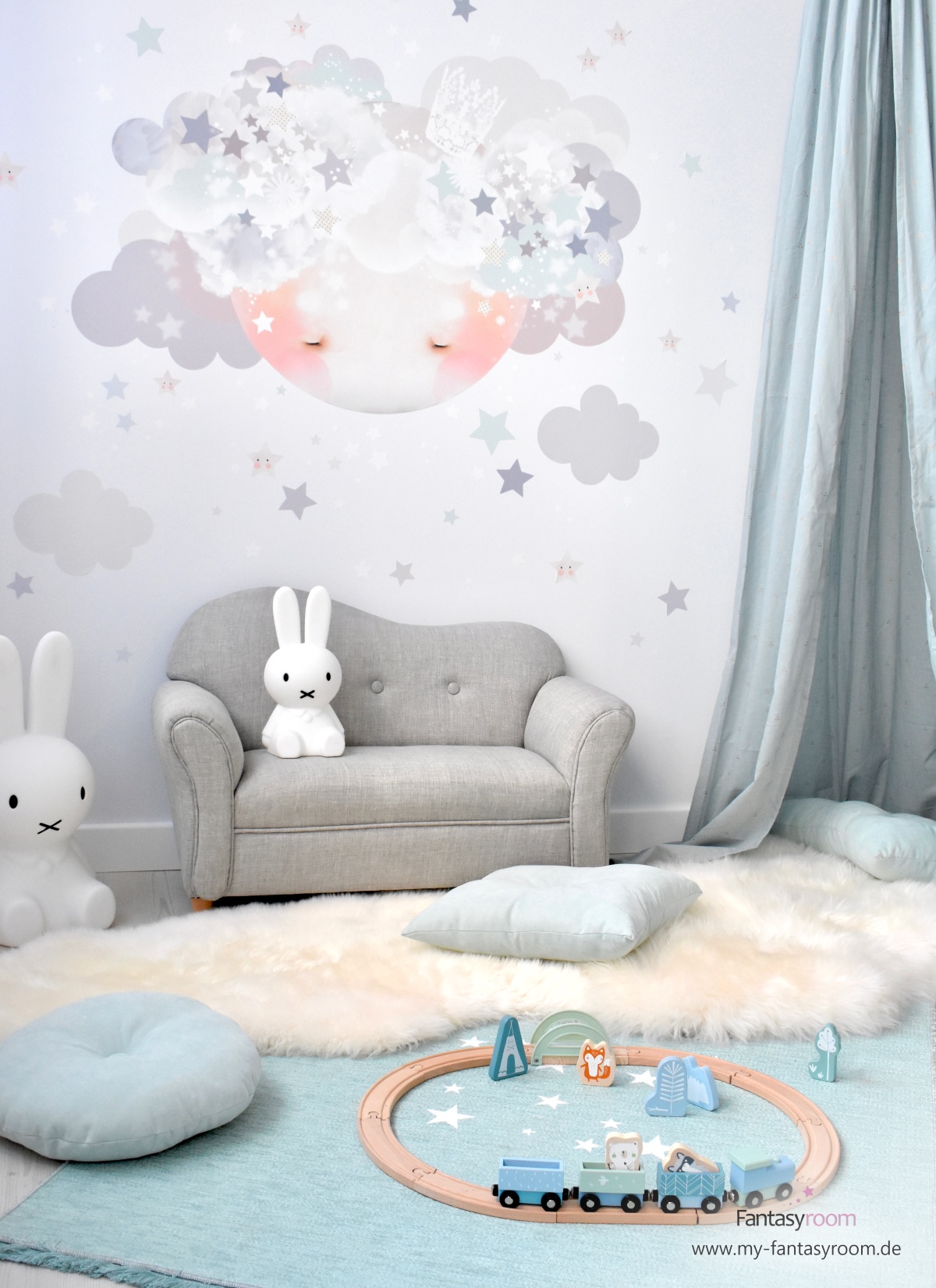 Jungenzimmer mit Stofftattoo 'Schlafender Mond' in Grau und Mint