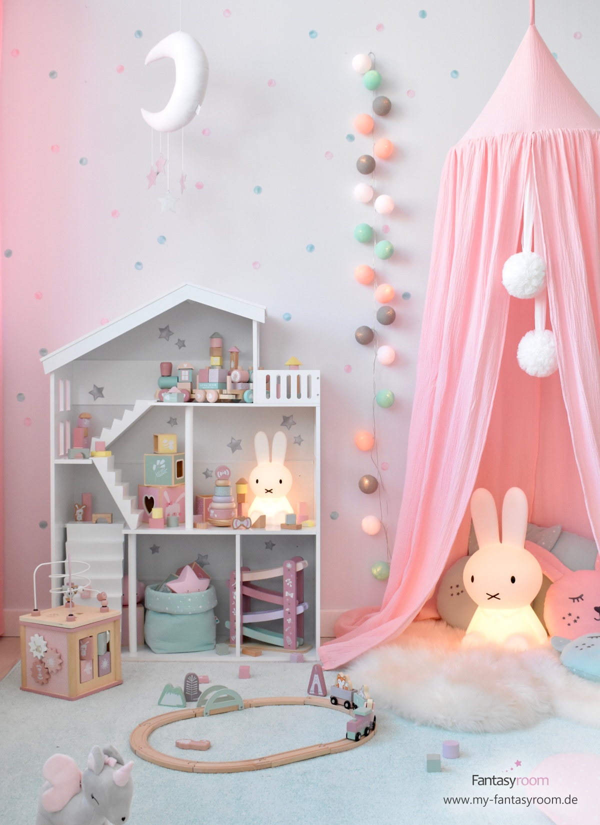Kinderzimmer für Mädchen mit Kuschelecke in Rosa und Puppenhaus Regal