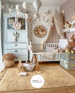 Gemütliches Mädchen Kinderzimmer in Beige und Altrosa mit Möbeln und Deko