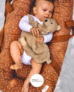 Baby im Babynest von Liewood